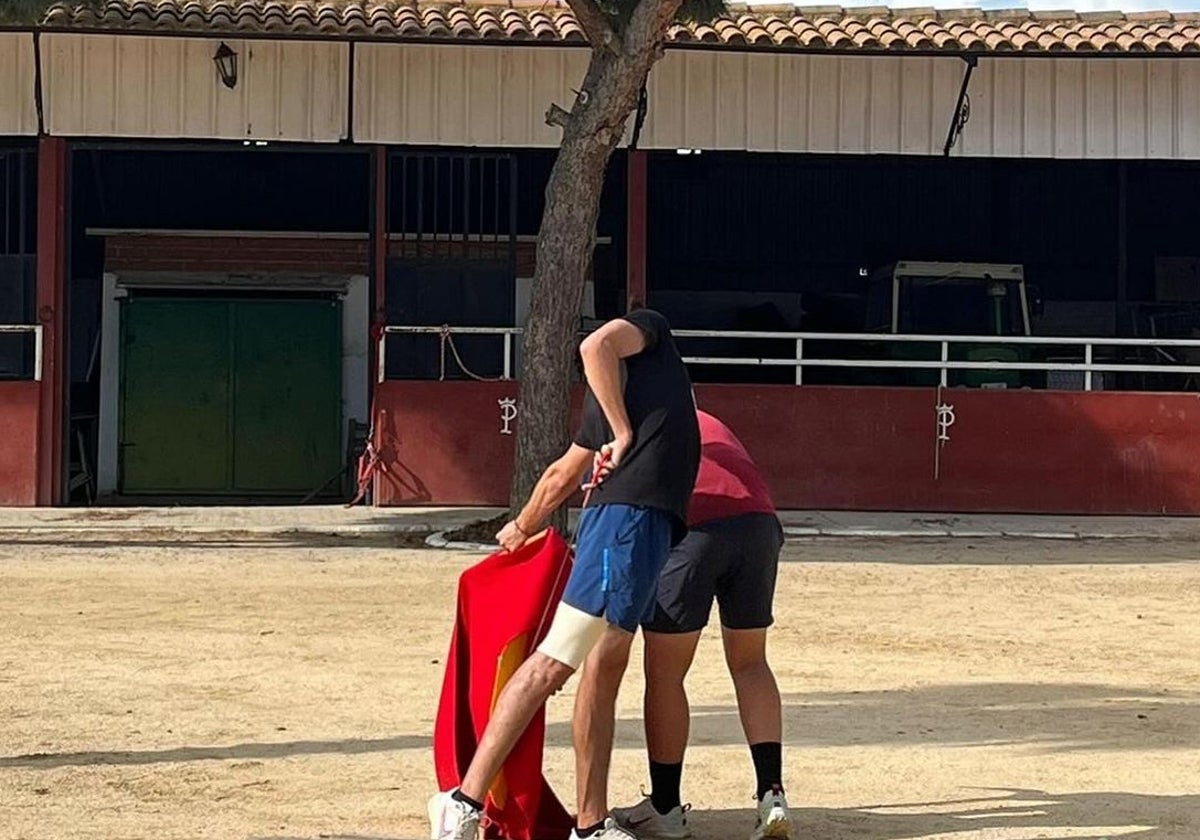 Espada, con la venda en la pierna, entrenando