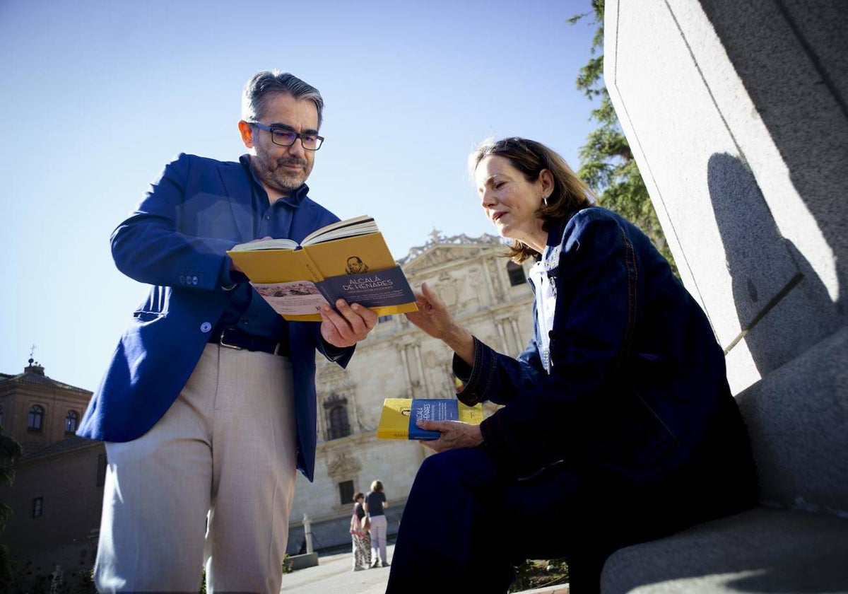 Los autores del libro Jesús García Calero y Paula Varona, en Alcalá de Henares.