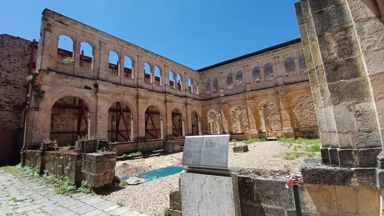 Restos del claustro en San Pedro de Arlanza