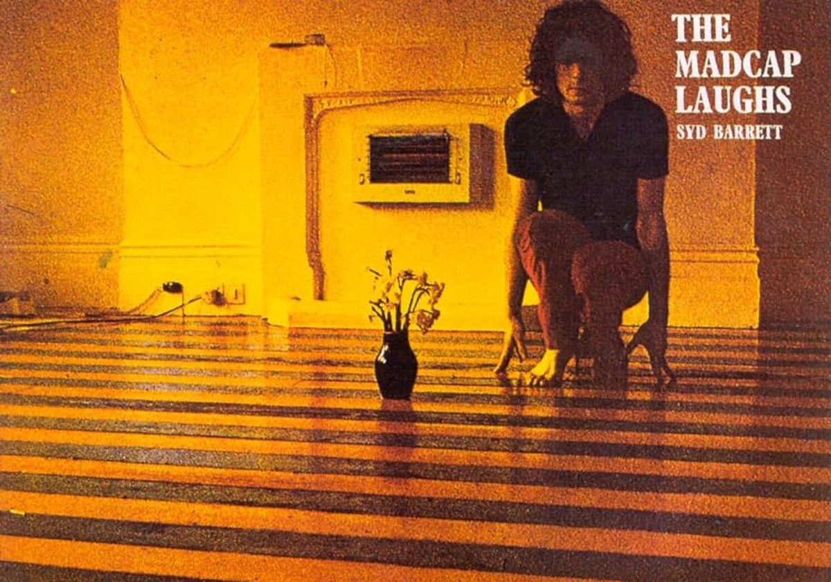 Syd Barrett, posando en la portada de su primer disco en solitario sobre el suelo que sale a subasta