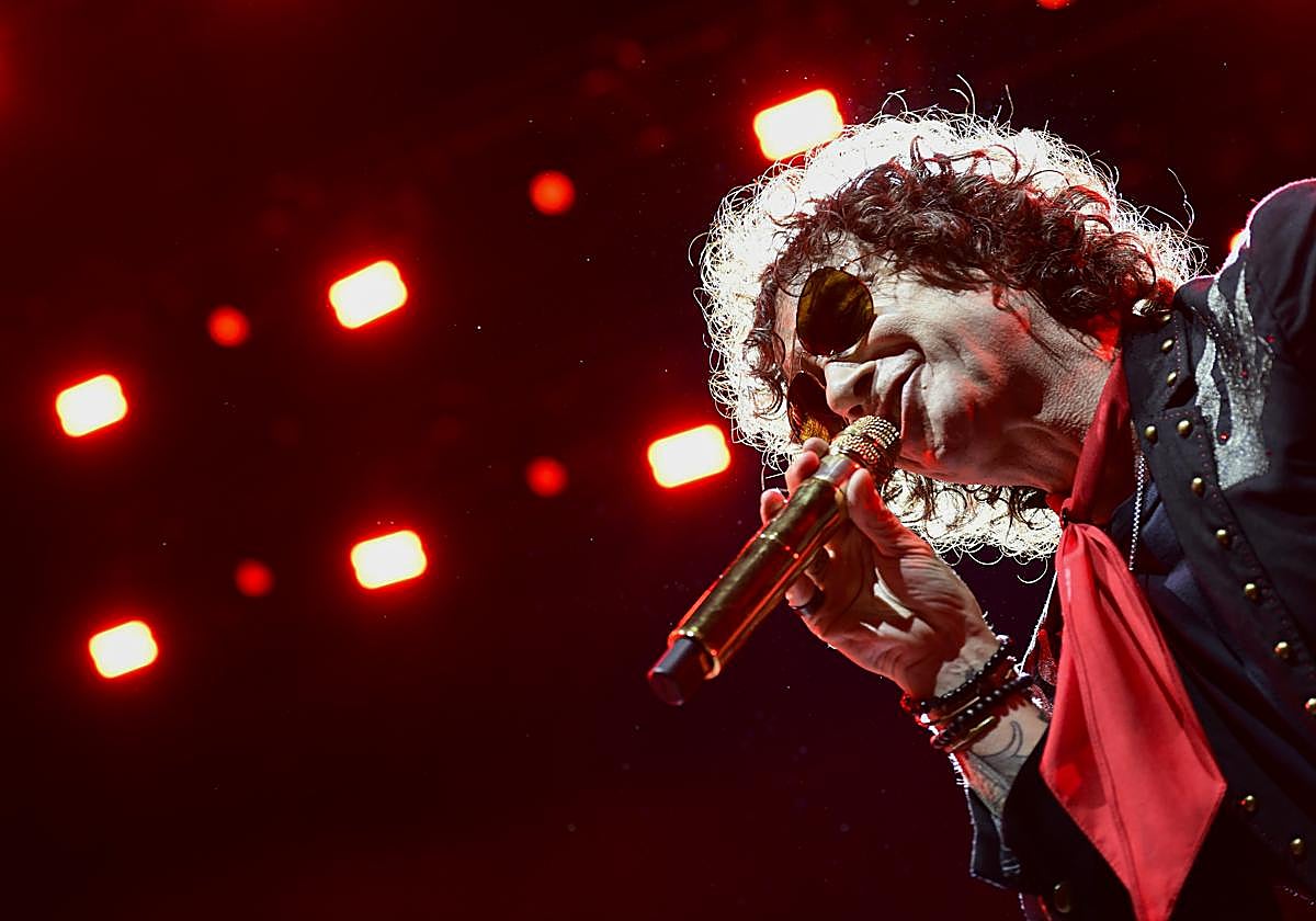 Enrique Bunbury durante su concierto en el Wizink center de este sábado