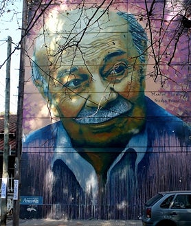 Imagen secundaria 2 - Arriba, el cruce de las avenidas Santa Fe y Callao. Abajo a la izquierda, Librería Libros del Pasaje, en el barrio de Palermo, que incluye un acogedor café. A la derecha: mural con la imagen de Ernesto Sabato en Santos Lugares.