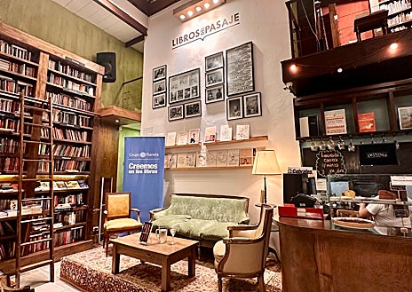 Imagen secundaria 1 - Arriba, el cruce de las avenidas Santa Fe y Callao. Abajo a la izquierda, Librería Libros del Pasaje, en el barrio de Palermo, que incluye un acogedor café. A la derecha: mural con la imagen de Ernesto Sabato en Santos Lugares.