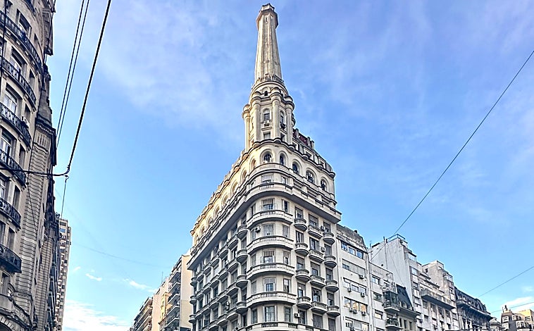 Imagen principal - Arriba, el cruce de las avenidas Santa Fe y Callao. Abajo a la izquierda, Librería Libros del Pasaje, en el barrio de Palermo, que incluye un acogedor café. A la derecha: mural con la imagen de Ernesto Sabato en Santos Lugares.
