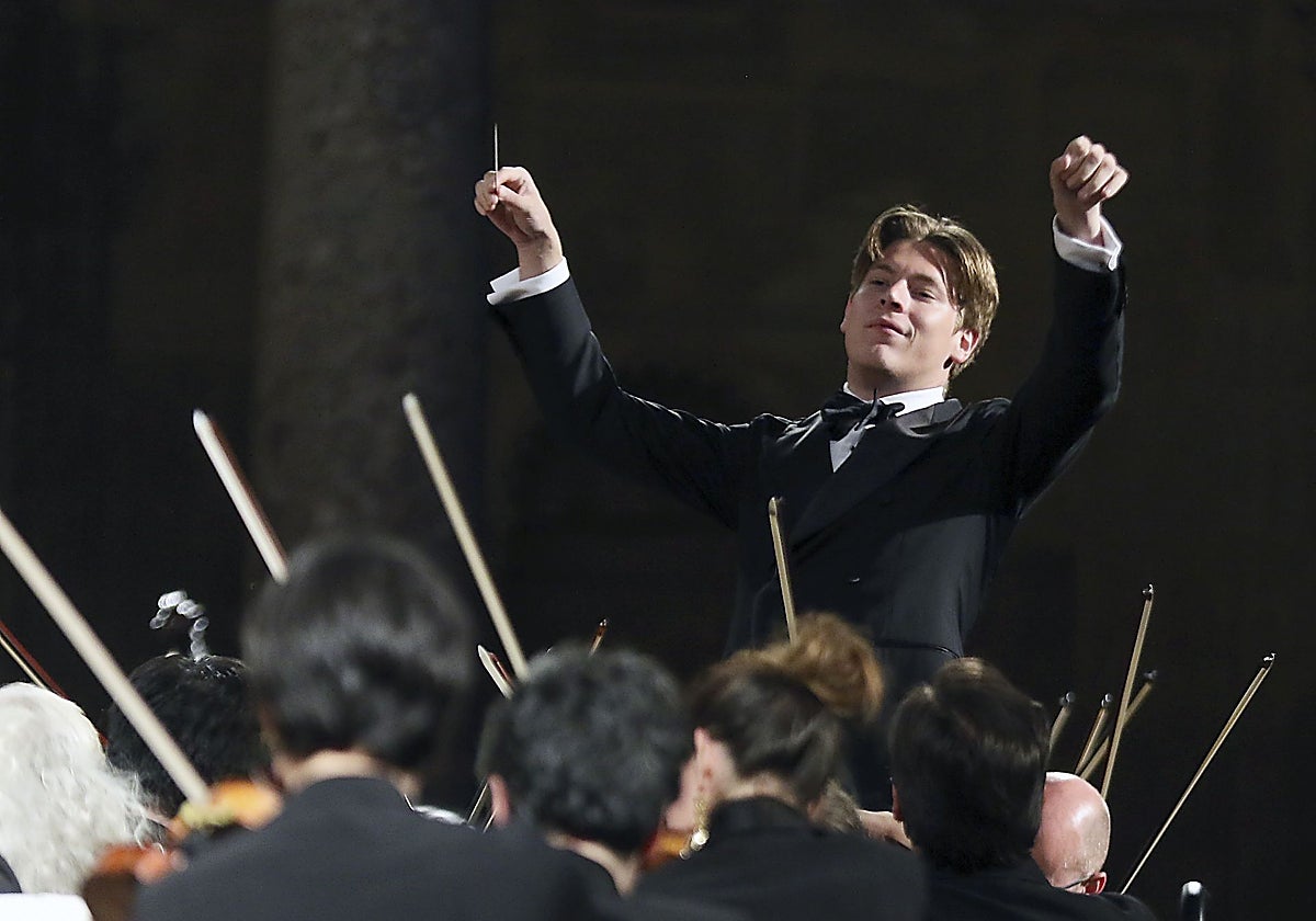 Klaus Mäkelä dirige a la Orquesta de París en el Festival de Granada