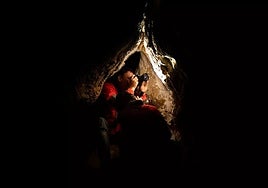 Descubren grabados y pinturas rupestres de hace más de 12.000 años en Barcelona