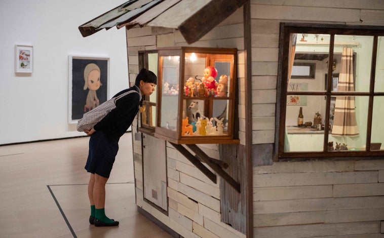 Imagen principal - De arriba abajo, una mujer contempla la 'Habitación de dibujo' desplegada en el Guggenheim; 'Haz el camino. Sigue el camino', de la primera época de Nara; y 'En el charco más profundo' (1995)