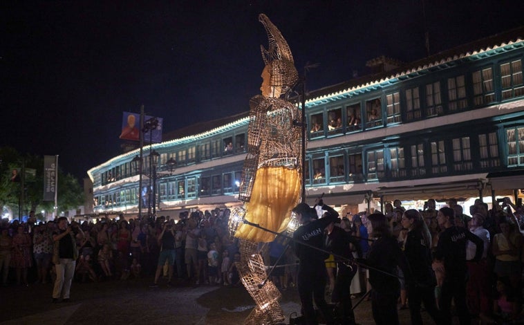 Imagen principal - Espectáculo en la Plaza Mayor; 'El gran teatro del mundo'; Rafael Álvarez 'El Brujo'