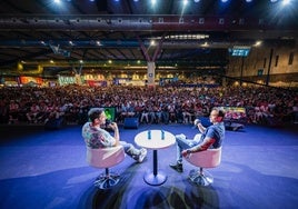 Las entrevistas no han muerto: miles de jóvenes asisten a la conversación de Jordi Wild con un físico