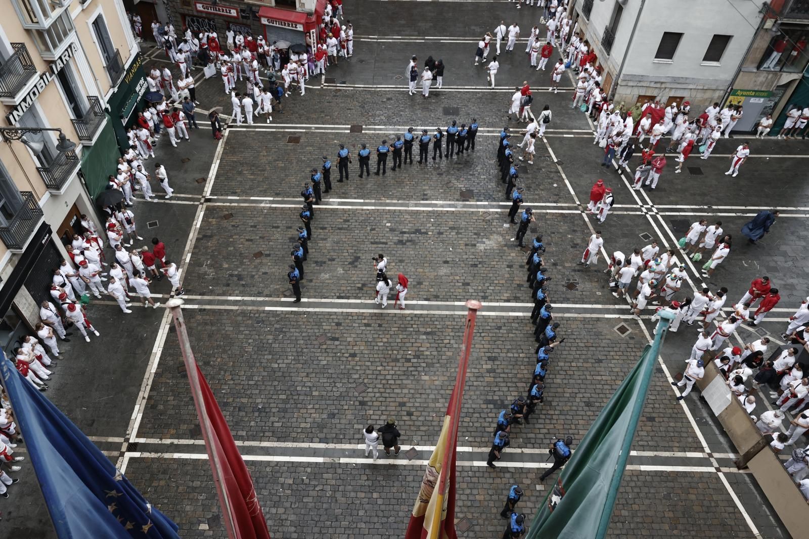 Agentes policiales, a primera hora de la mañana en la plaza del ayuntamiento de Pamplona, para empezar a preparar el dispositivo de este sábado.