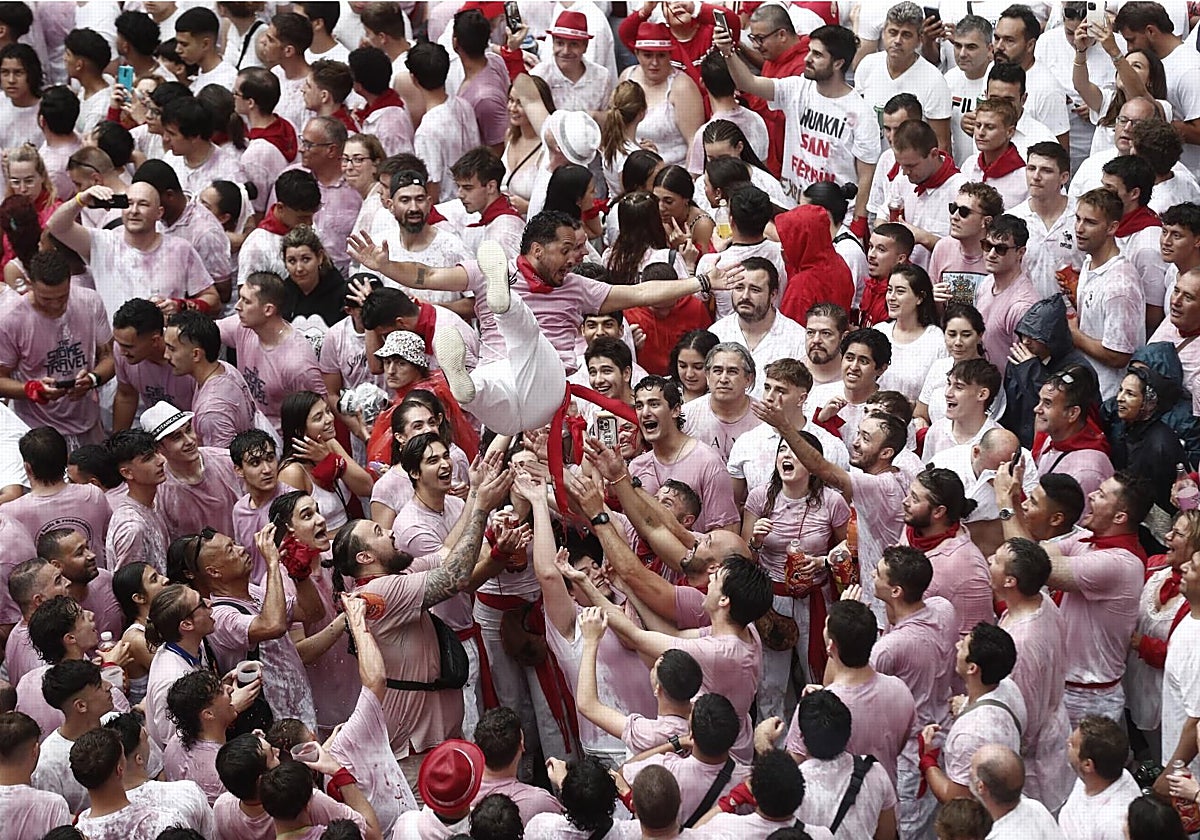 Varios espectadores, esperando al chupinazo de este sábado