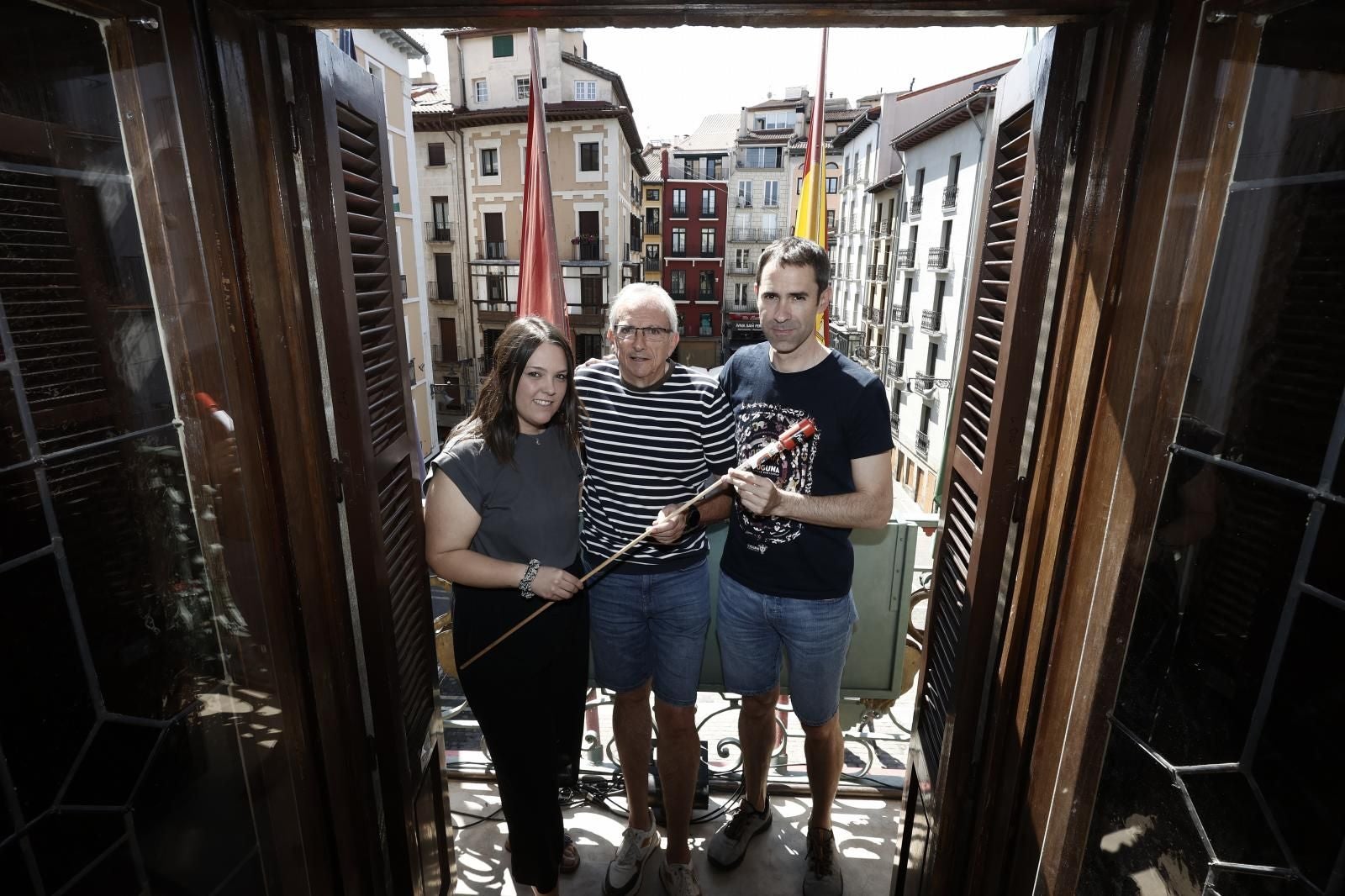 En esta ocasión, Aritz Ibáñez , Ángel Arana e Itxaso Martínez de la Pera, representantes del grupo de danza Duguna Iruñeko Dantzariak  han sido los encargados de prender la mecha del cohete que anuncia el inicio de los Sanfermines.