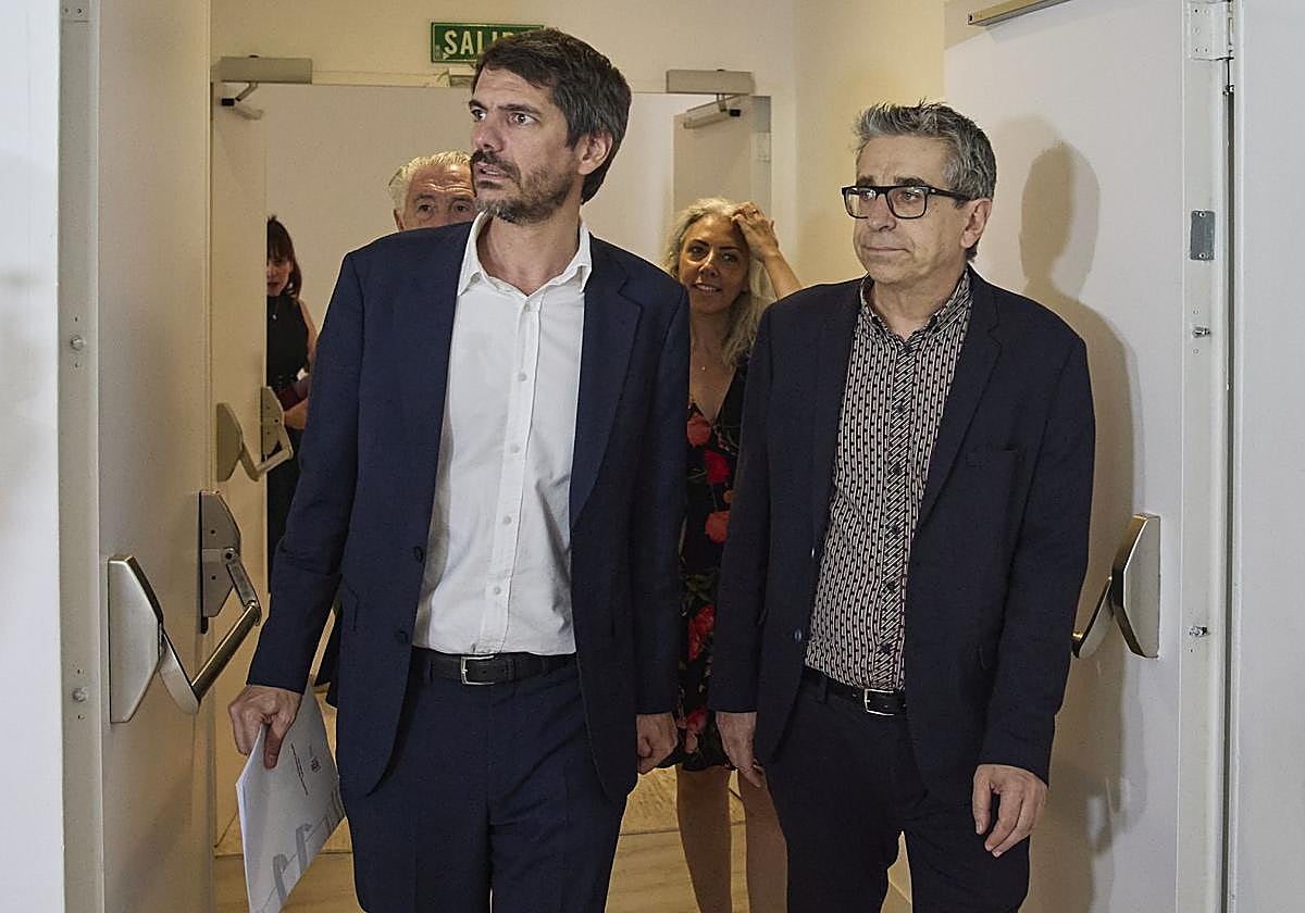 El ministro de Cultura, Ernest Urtasun (izq.), junto a su secretario de Estado, Jordi Martí