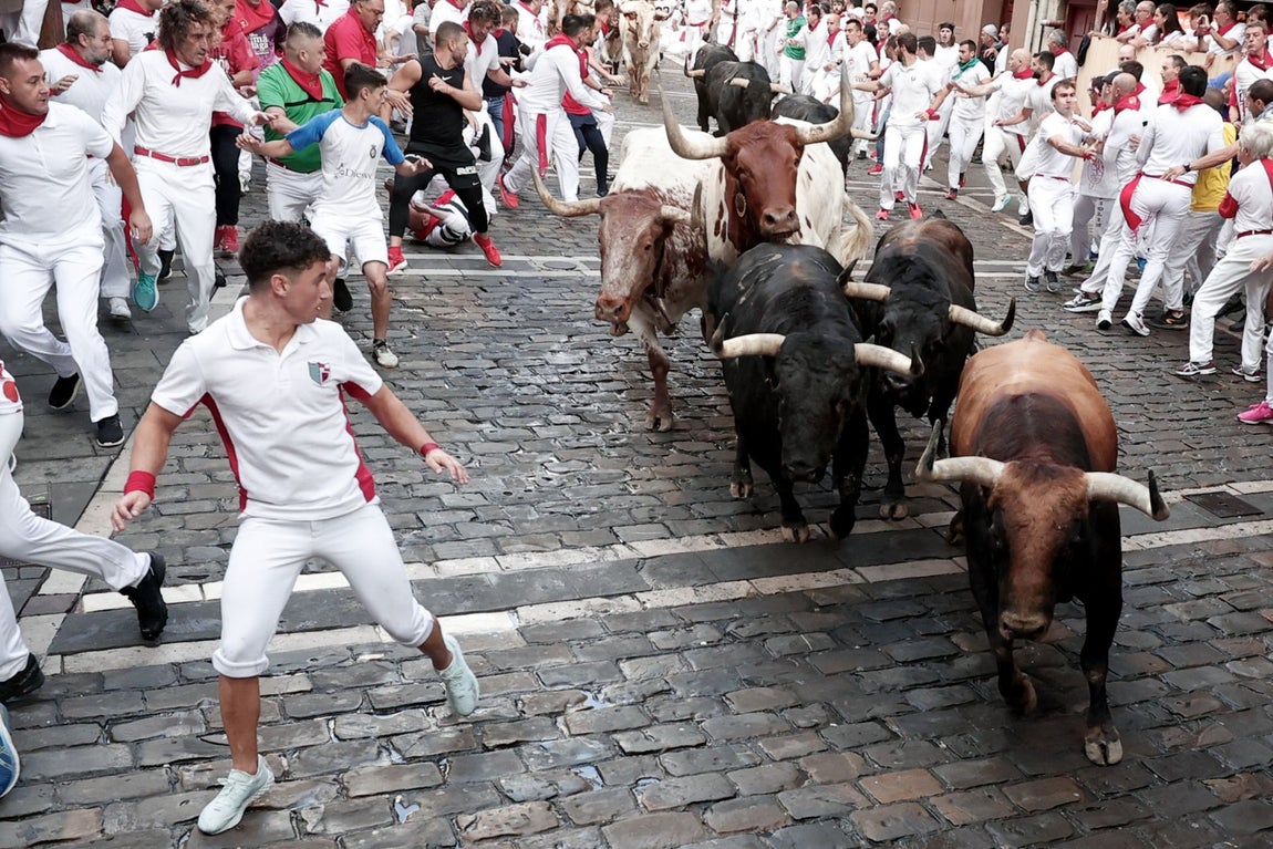 Los toros al entrar en la curva de Mercaderes