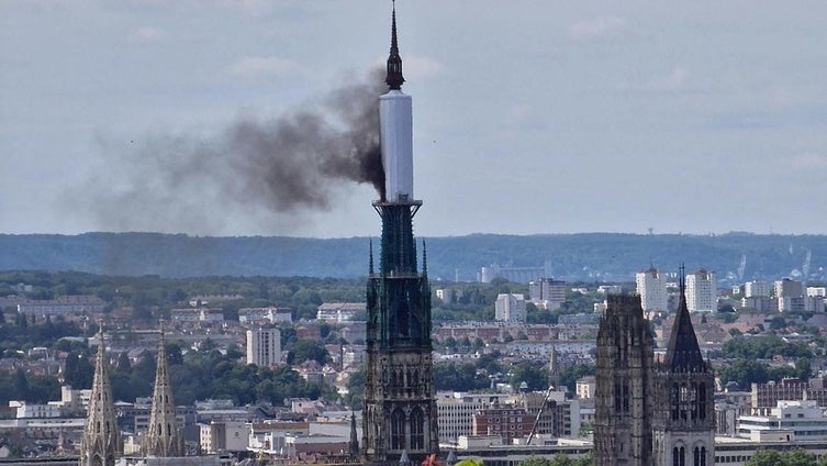 El incendio desatado en la catedral de Ruan, controlado