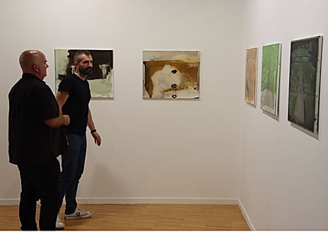 Imagen secundaria 1 - De arriba abajo, Alejandre Glez, y su virgen de Regla de redes, en Aurora Vigil; los dos artistas representados por DiGallery; y detalle de la colección de Santander Music