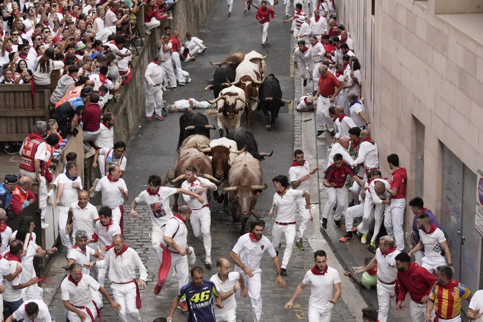 La manada de Jandilla agrupada en el inicio del sexto encierro de San Fermín