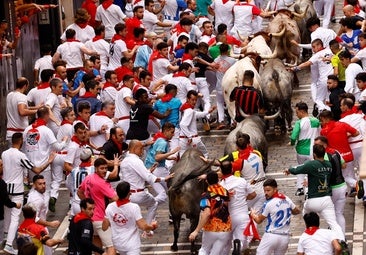 Encierro peligroso y rápido de los «grises» de Escolar