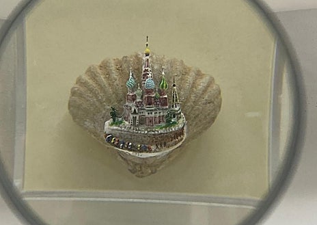 Imagen secundaria 1 - Arriba: estantería del Museo de Saleros y Pimenteros / Abajo izquierda: escultura de la Catedral de San Basilio (Moscú), tallada en una conchan, en el Museo de las Miniaturas. /Abajo derecha: cartel del Museo de Miniaturas con informaciones y recortes. 