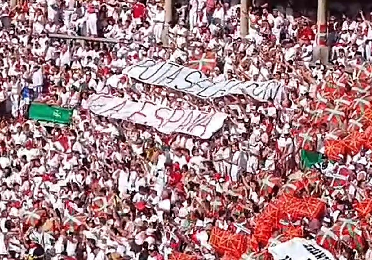 Momento en el que se desplegó la pancarta en la plaza de toros de Pamplona