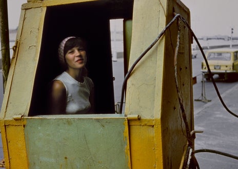 Imagen secundaria 1 - De arriba abajo, 'Luz del pasado', de Paloma Navares; y 'Girl in a Box. Leningrad', y 'Pipes. Madrid', de Savelev
