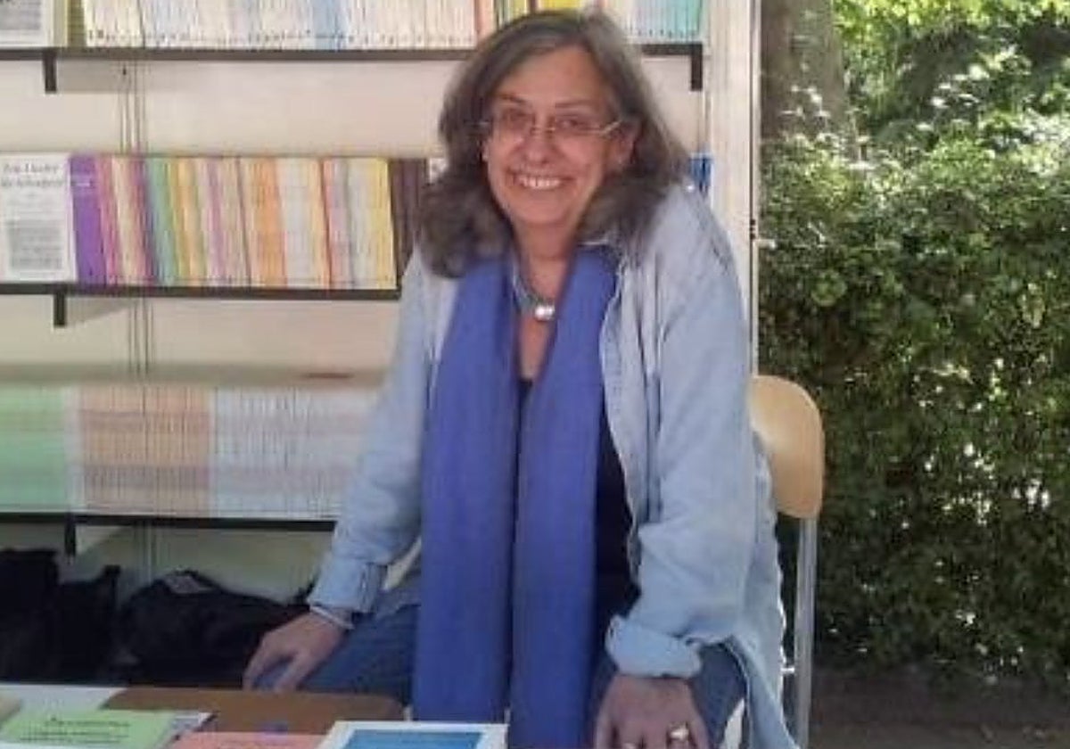 La editora Maite Merodio en la caseta de Hiperión durante la feria del libro en Madrid