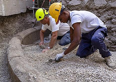 Imagen secundaria 1 - La inscripción en la tumba de Pompeya que revela quién era el fallecido (arriba) y otros detalles de las excavaciones
