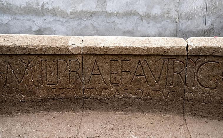 Imagen principal - La inscripción en la tumba de Pompeya que revela quién era el fallecido (arriba) y otros detalles de las excavaciones