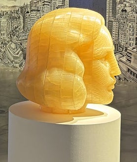 Imagen secundaria 2 - en las imágenes, distintas obras de la muestra de Javier de Juan en CondeDuque