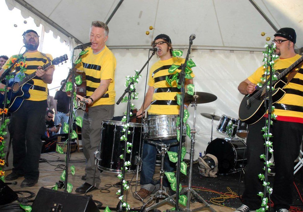 Los Carradine, junto a Billy Bragg en una de sus actuaciones más célebres