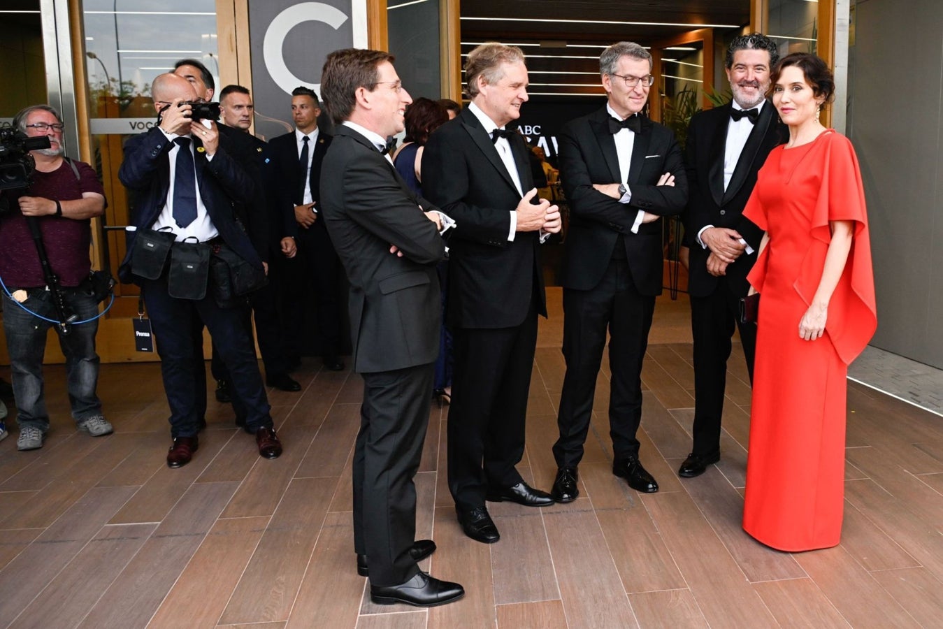 El alcalde de Madrid, José Luis Martínez-Almeida; el presidente de Vocento, Ignacio Ybarra; el presidente del PP, Alberto Núñez Feijóo; el director de ABC, Julián Quirós, y la presidenta de la Comunidad de Madrid, Isabel Díaz Ayuso, aguardan la llegada de los Reyes a la entrega de los premios