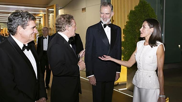 Los Reyes conversan con Ignacio Ybarra, presidente de Vocento, y José Luis Escrivá, ministro de Transformación Digital y de la Función Pública