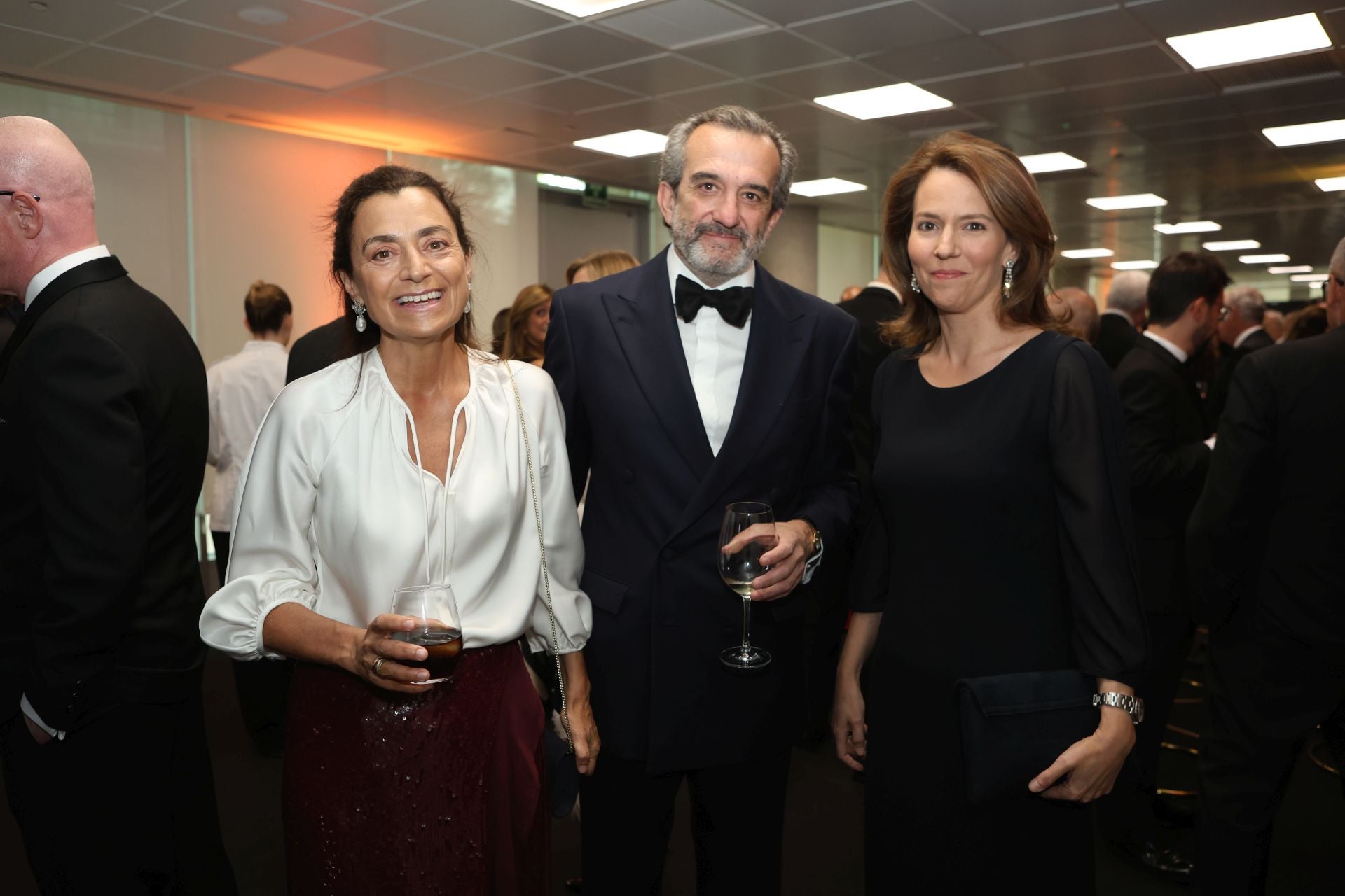 Cristina Cebrián-Sagarriga, directora financiera y copropietaria de Marqués de Murrieta, y su marido Pedro Sánchez-Horneros, con María Cristina de Ulloa y Solís-Beaumont, duquesa de Arcos y decana de la Diputación de la Grandeza