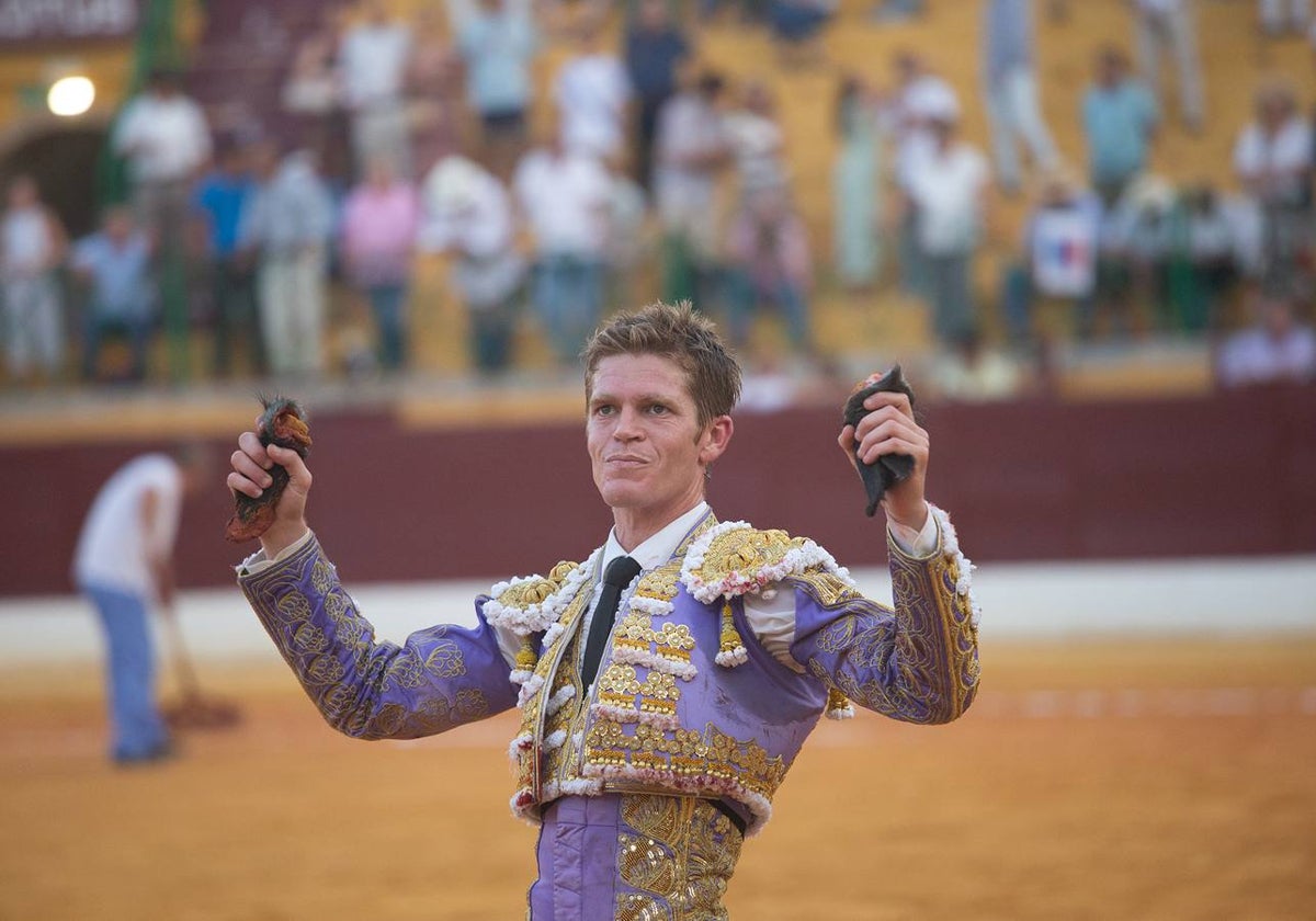 Un momento de la tarde de toros que brindó este viernes en La Línea el torero Borja Jiménez