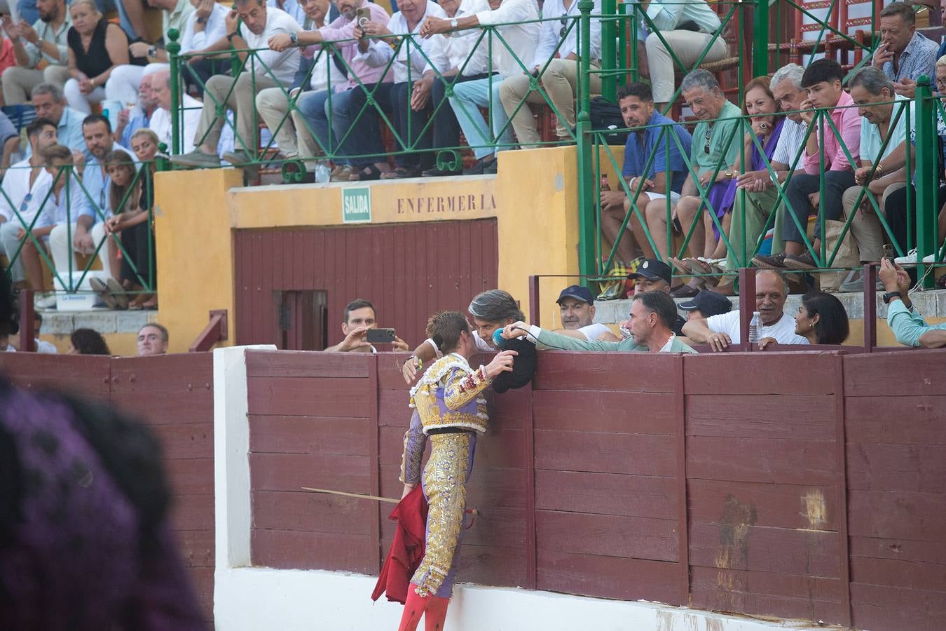 Un momento de la tarde de toros que brindó este viernes en La Línea el torero Borja Jiménez