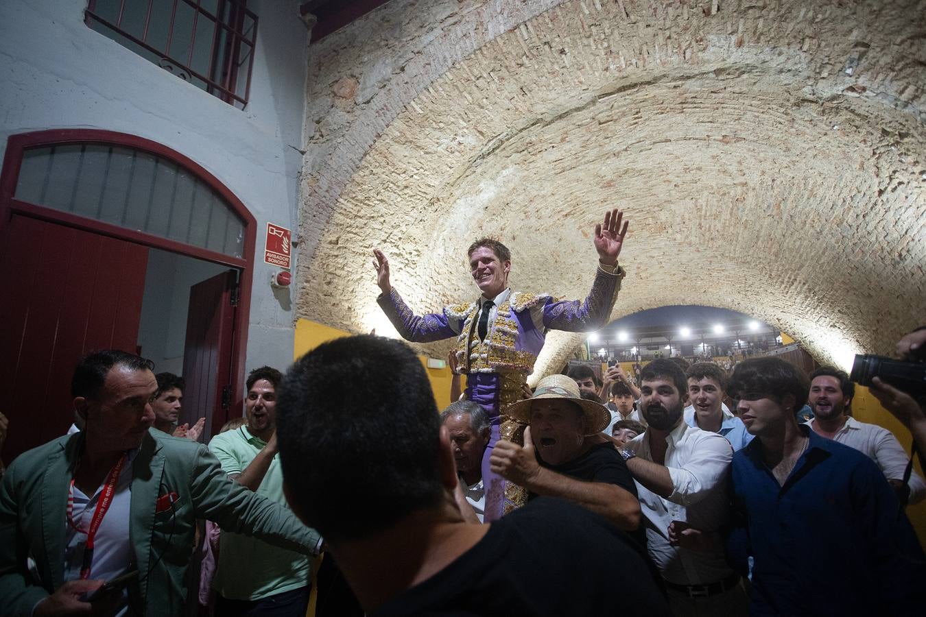 Un momento de la tarde de toros que brindó este viernes en La Línea el torero Borja Jiménez