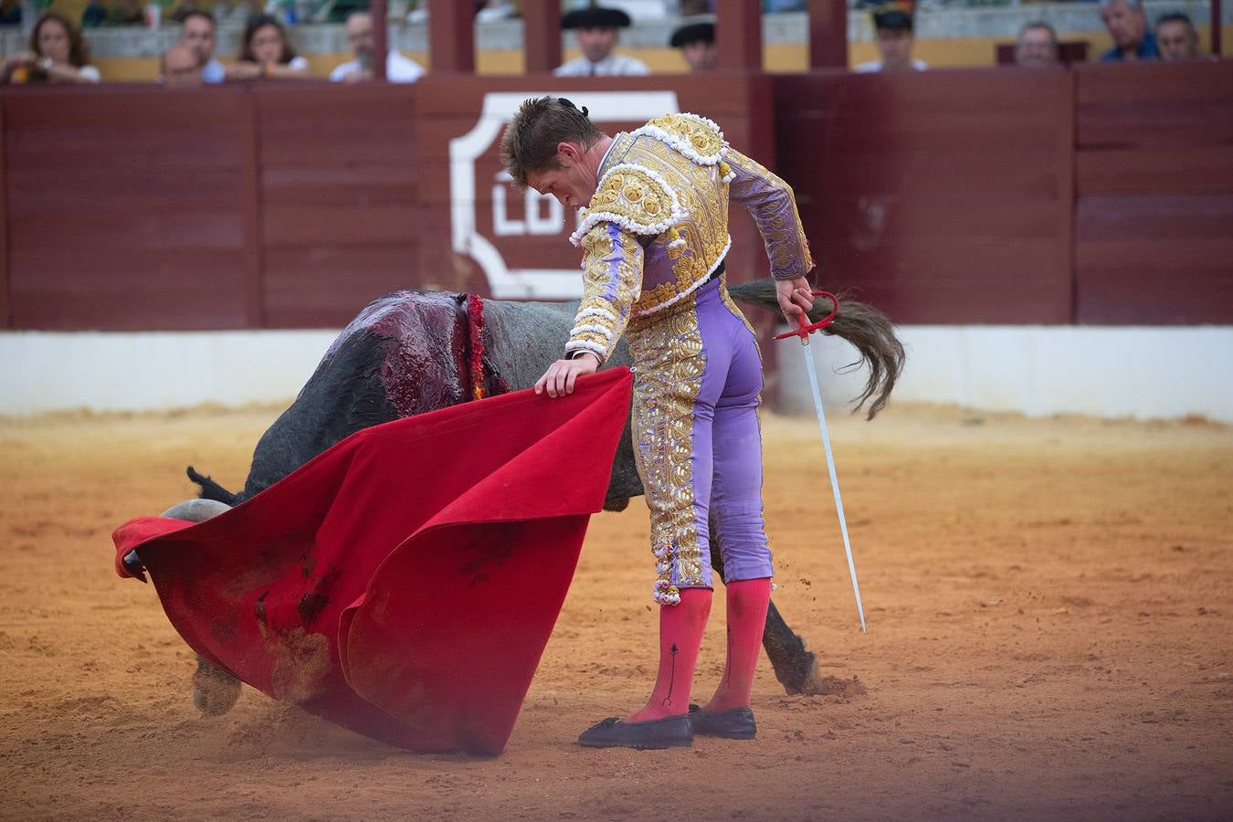 Un momento de la tarde de toros que brindó este viernes en La Línea el torero Borja Jiménez