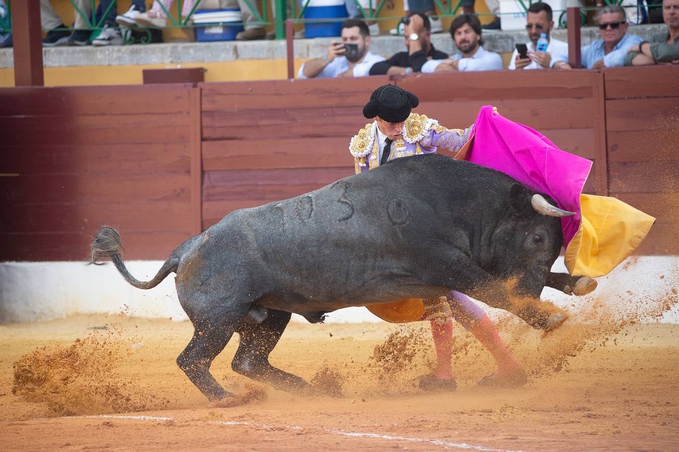 Un momento de la tarde de toros que brindó este viernes en La Línea el torero Borja Jiménez