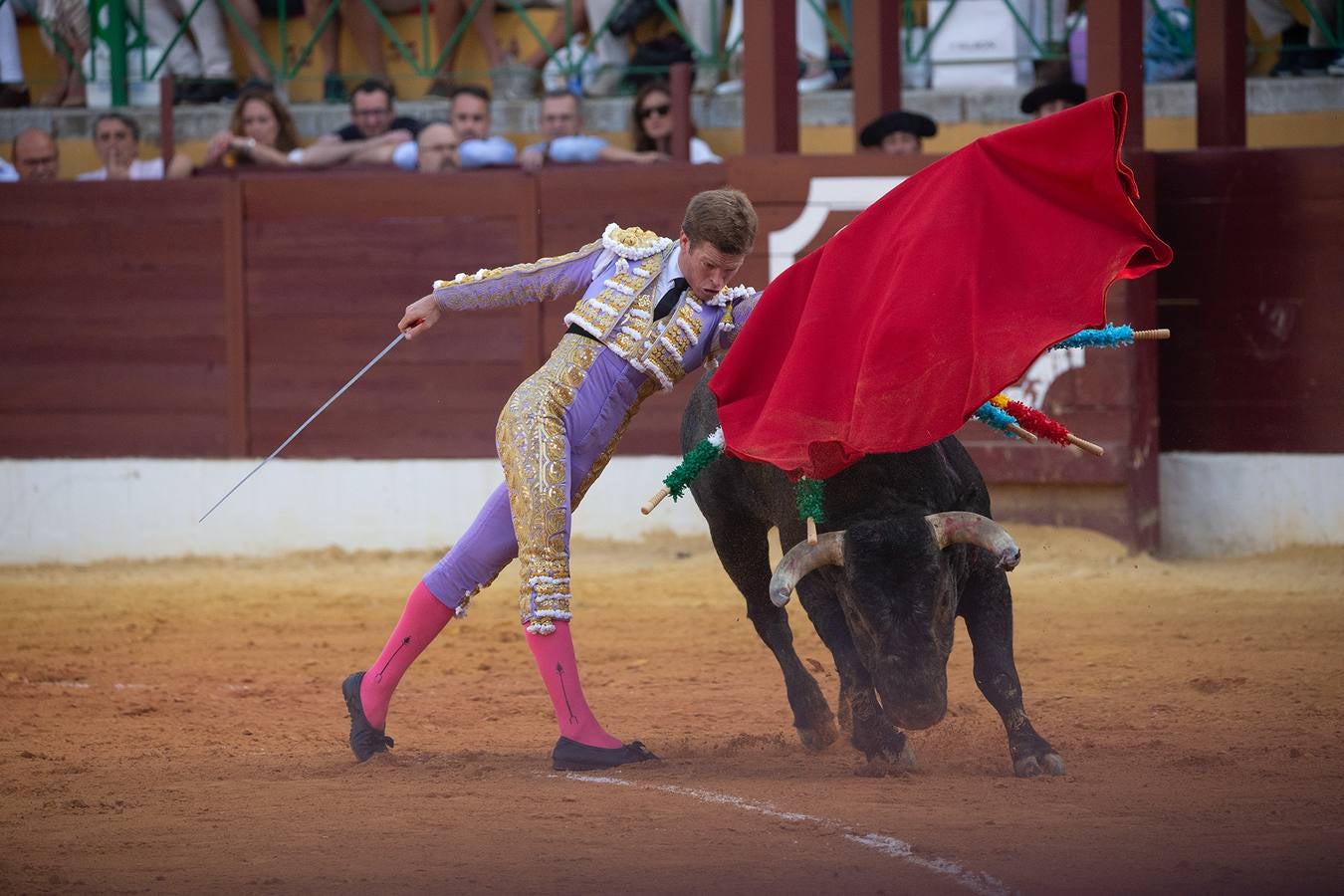 Un momento de la tarde de toros que brindó este viernes en La Línea el torero Borja Jiménez