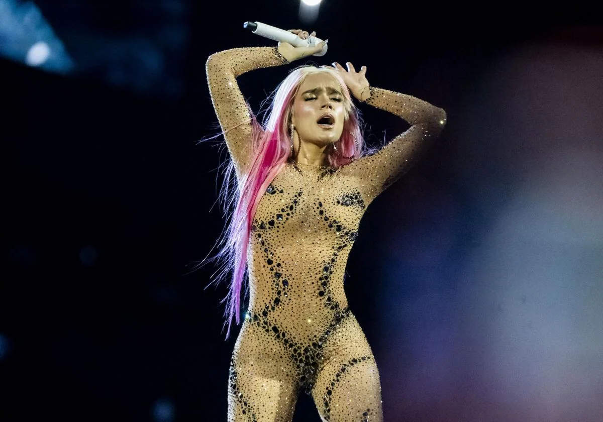 Karol G, durante un instante del concierto en el Estadio Santiago Bernabéu.