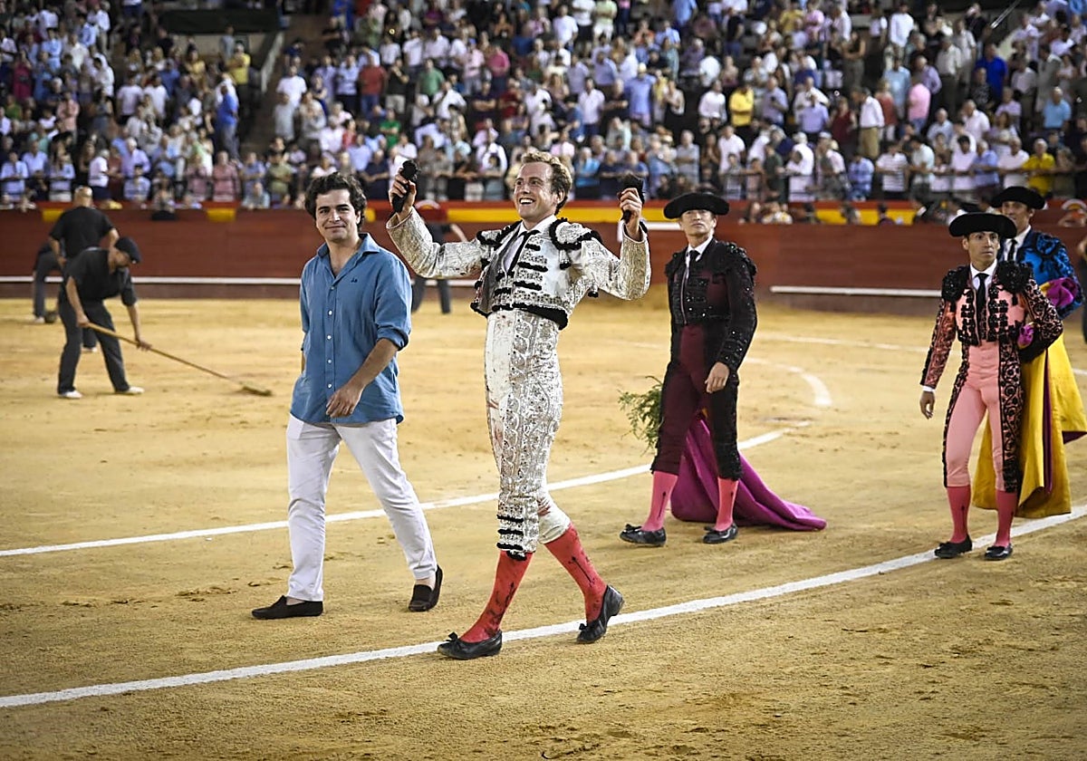 Román con Santi Domecq dando la vuelta al ruedo tras el indulto