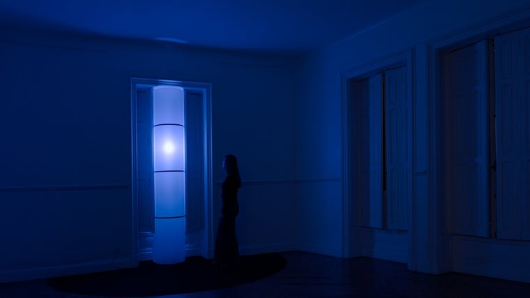 'Invocar un latido'. Instalación 'site-specific'. Sistema de iluminación con sensor de sonido y columna de plástico translúcido. Palacio de Santa Bárbara, Madrid, 2022