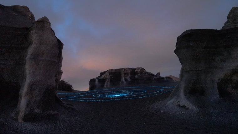 'Dibujos de la corteza latente': Erosión expansiva e intervención efímera en el paisaje con piedras fotoluminiscentes. Ciudad Estratificada, Lanzarote, 2023