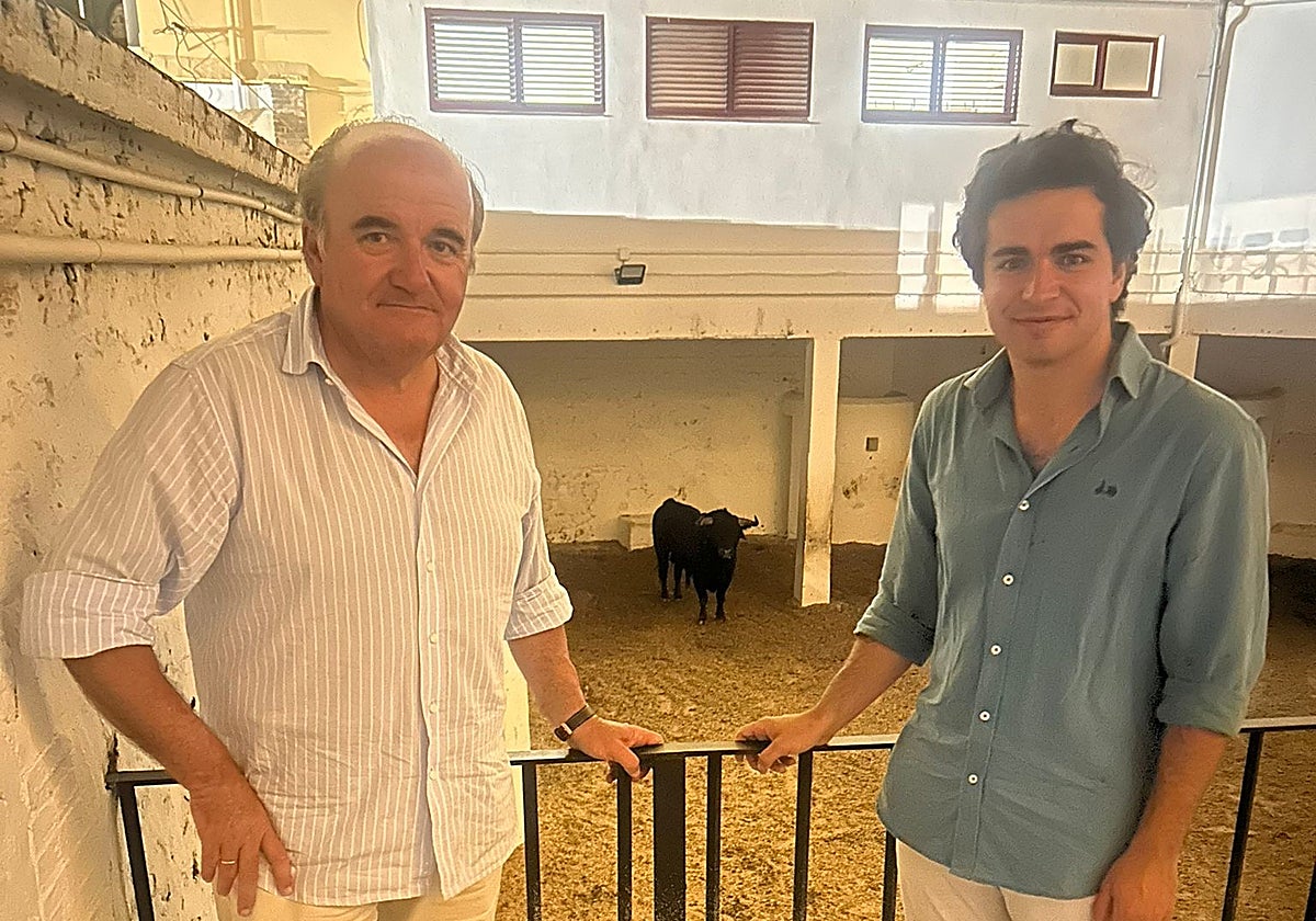 Santiago Domecq y su hijo, junto al toro indultado