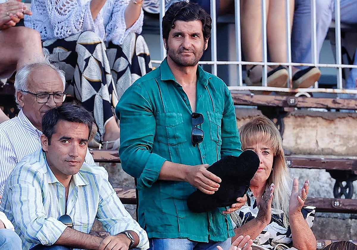 Morante de la Puebla, montera en mano tras el brindis de Ginés, con su inseparable apoderado al lado