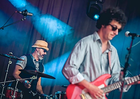 Imagen secundaria 1 - IVarios momentos del concierto en Sallent de Gállego (Huesca) y el póster de la película