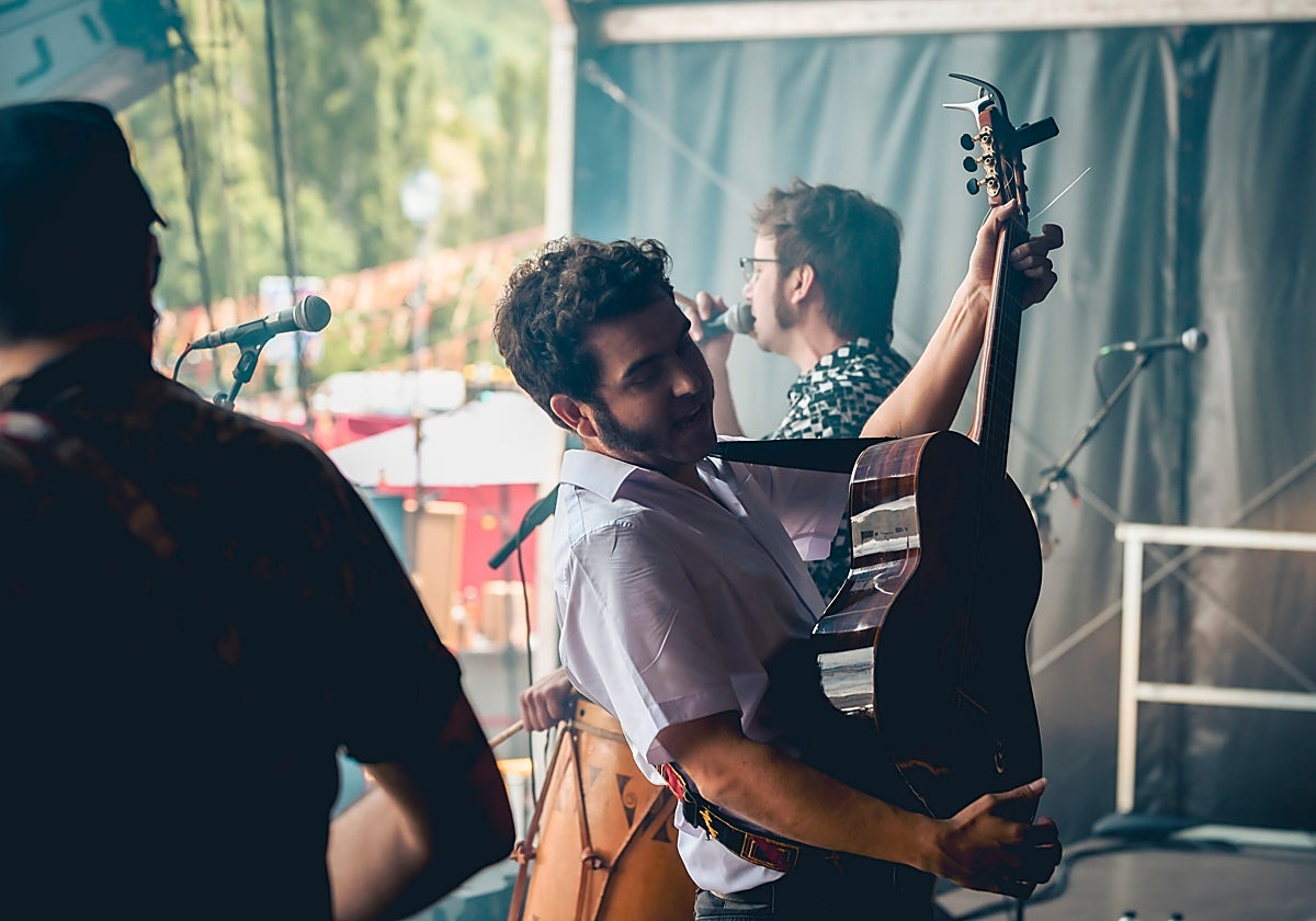 El director, Javier Macipe, en el centro, detrás el actor Pepe Lorente, que interpreta a Mauricio Aznar