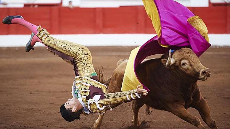 Volteretón de Fernando Adrián en el sexto