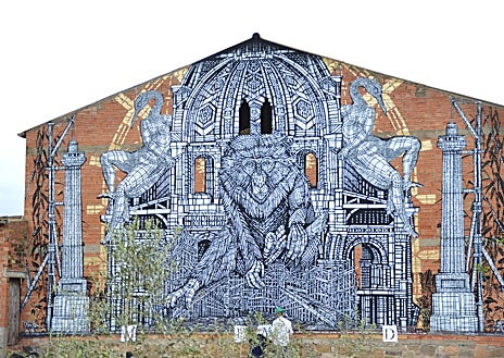 Imagen secundaria 1 - De arriba a abajo, una vista aérea y los murales de Monkeybirds y Anetta Lukjanova