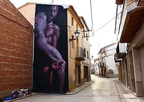 Imagen secundaria 1 - De arriba a abajo, los murales de Koga One, Hélène Planquelle y 'el Tato', obra del canario Matías Mata